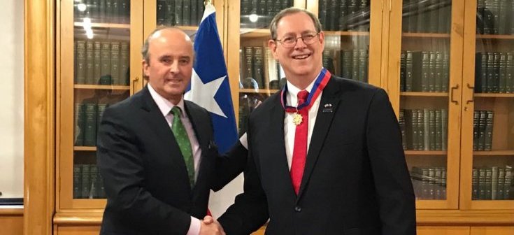 Cancillería condecoró al astrónomo estadounidense Robert Christopher Smith por su contribución al desarrollo de esta ciencia en Chile
