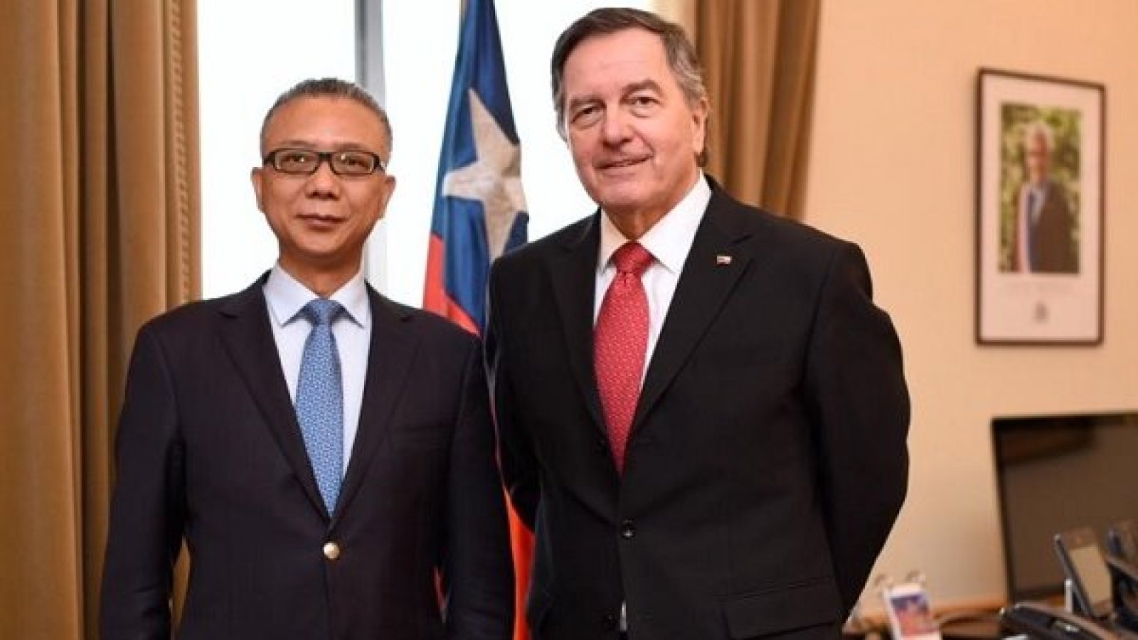 Ministro Ampuero recibe a Embajador de China