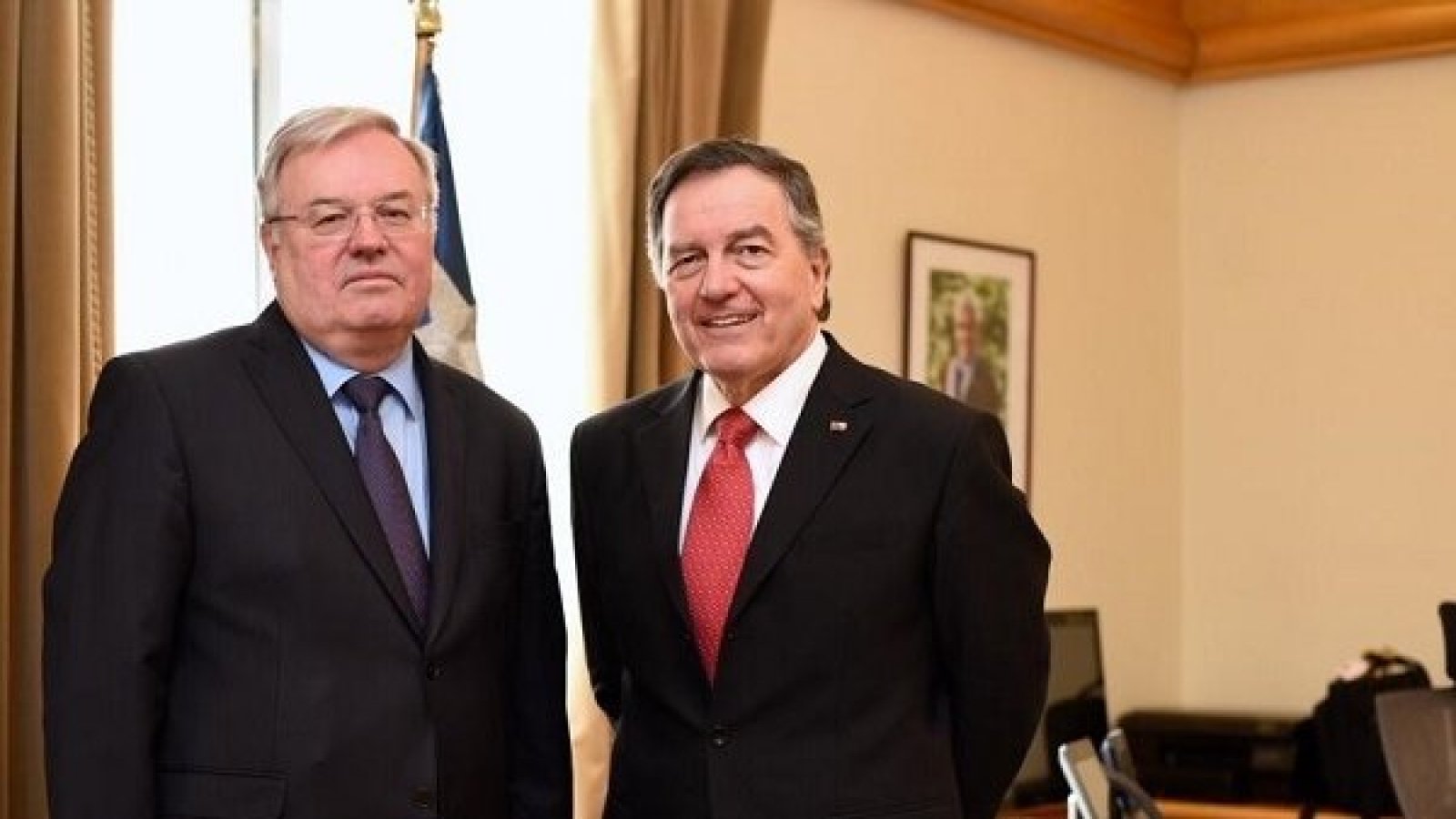 Canciller Roberto Ampuero se reúne con Embajador de Rusia
