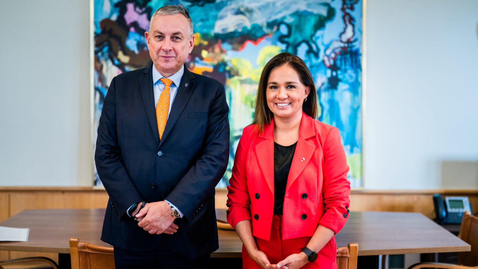 Subsecretaria se reúne con el comisario europeo de Asociaciones Internacionales y destaca la nutrida agenda de cooperación de Chile con la UE