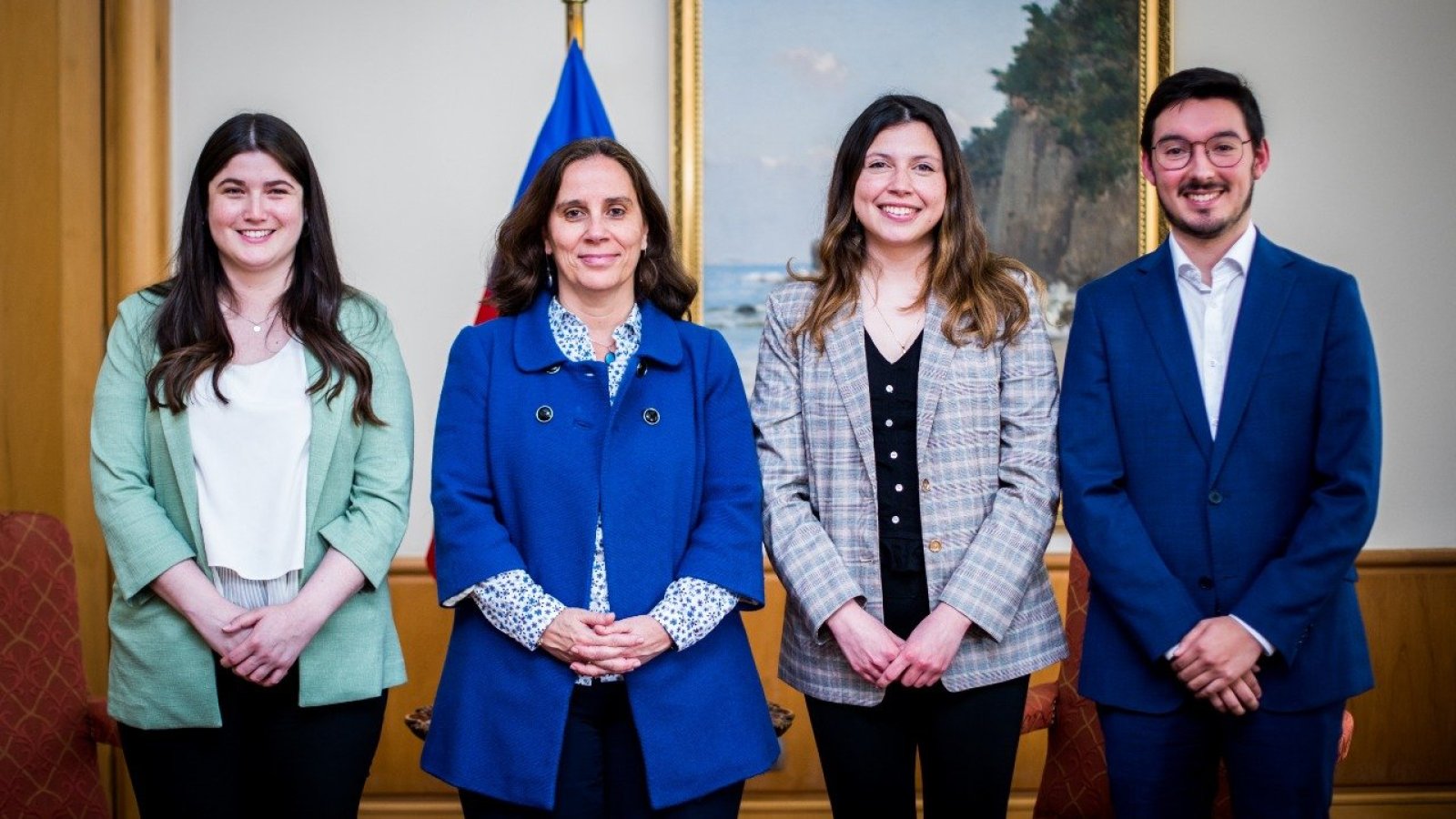 Canciller Antonia Urrejola se reúne con los jóvenes que serán parte el equipo negociador de Chile en la COP 27