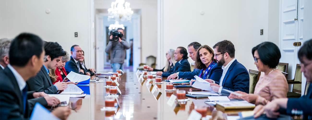 Canciller Antonia Urrejola acompaña al Presidente Gabriel Boric en reunión con Embajadores de las economías de la APEC y destaca la relación de Chile con los países del Pacífico