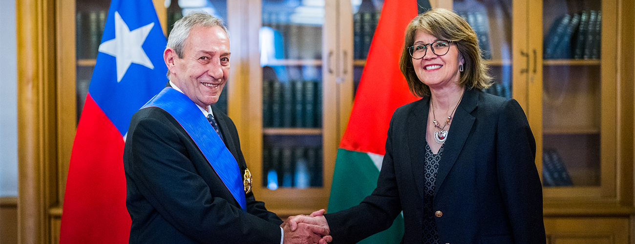 Subsecretaria Ximena Fuentes condecora a Embajador de Palestina en Chile