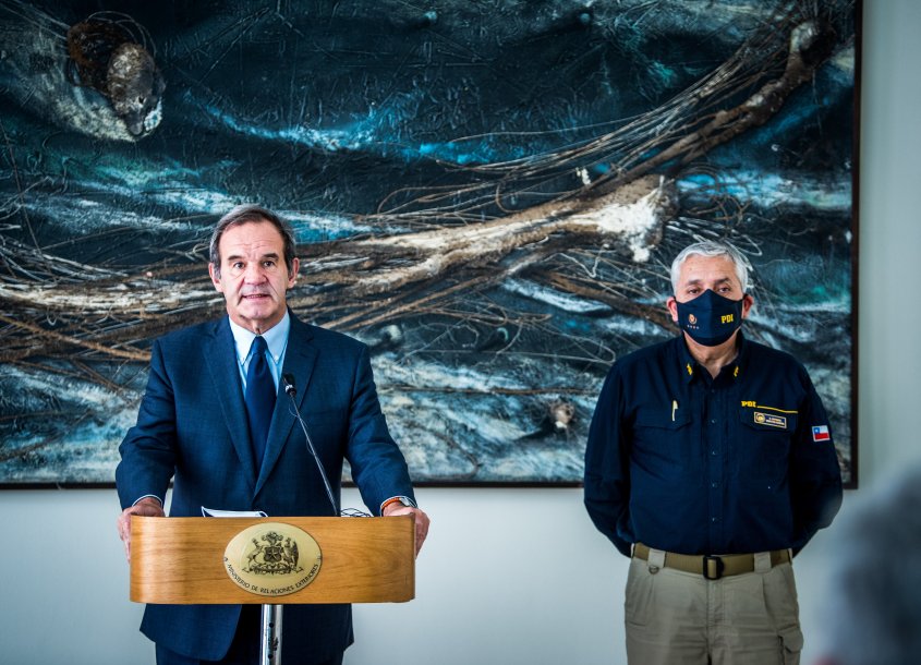 Ministro despide a personal de la PDI que asistirá el plebiscito en el extranjero y destaca “el enorme esfuerzo de Cancillería para que la mayor cantidad de chilenos puedan votar en el exterior”