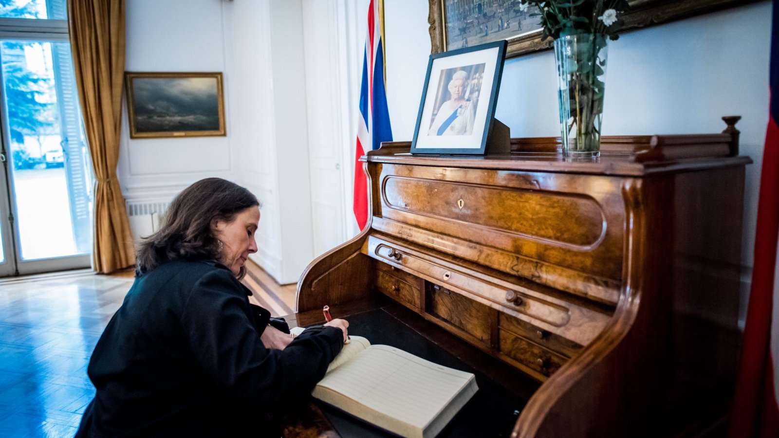 Canciller Antonia Urrejola firma libro de condolencias por fallecimiento de la Reina Isabel II