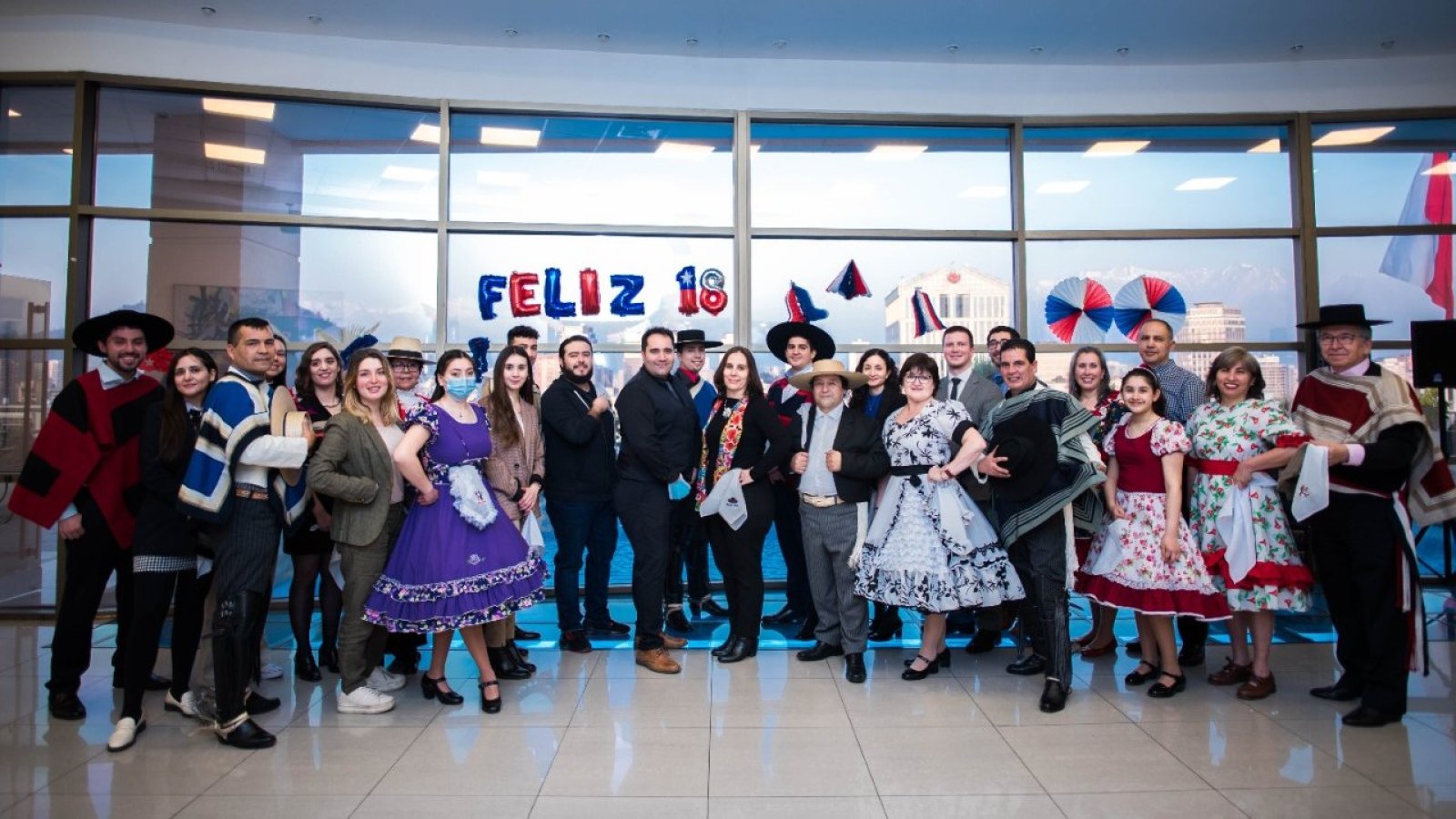 Canciller Antonia Urrejola reconoce a funcionarias y funcionarios por la finalización del curso de cueca