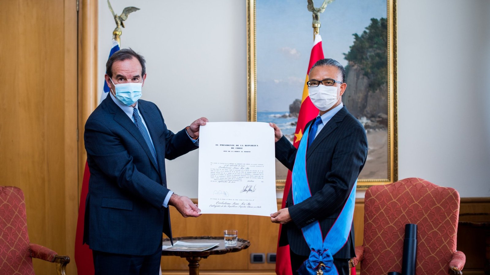 Embajador de China en Chile es condecorado con la Orden al Mérito de Chile, en el Grado de Gran Cruz