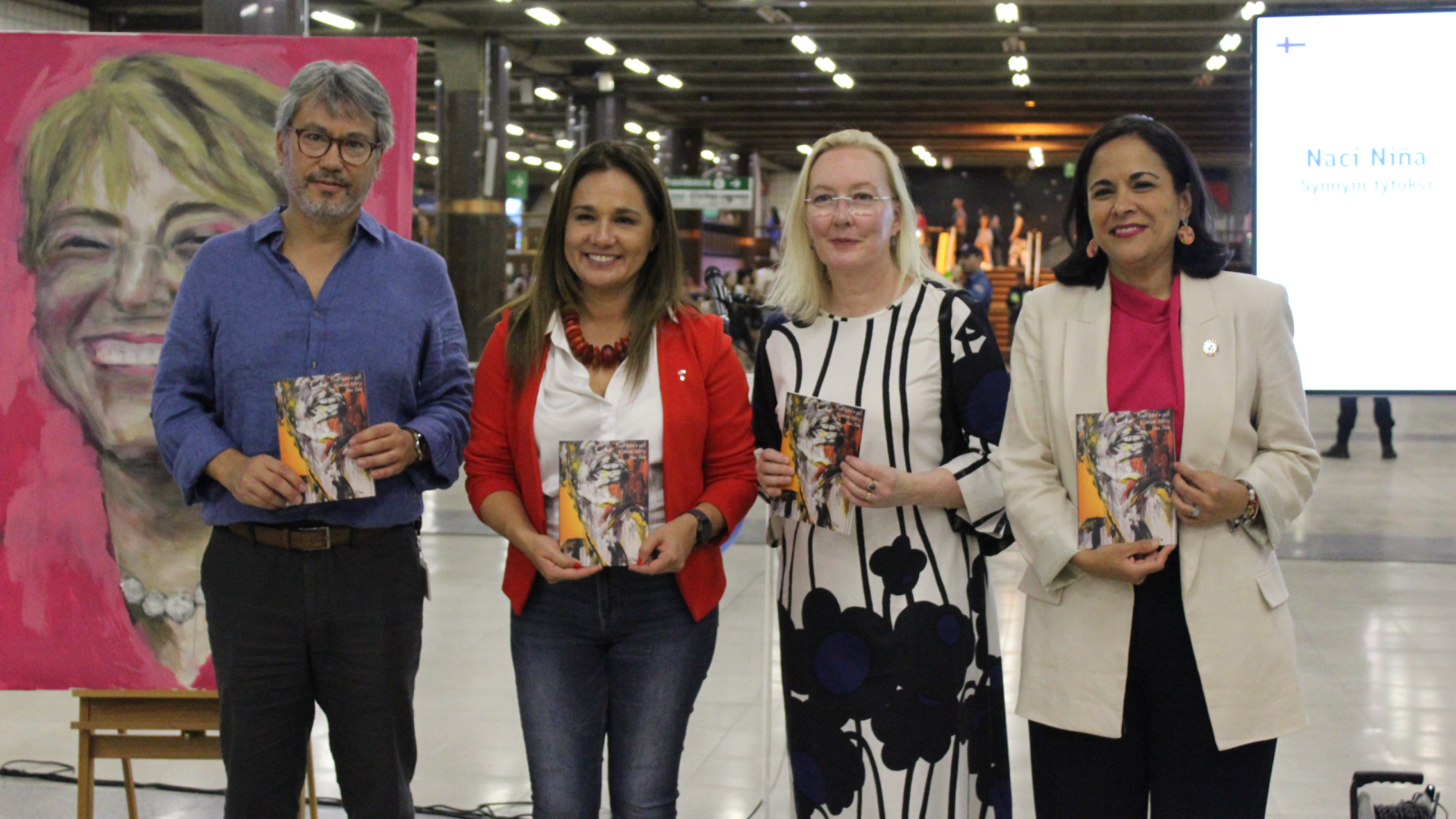Subsecretaria participa en inauguración de exposición "Nací niña"