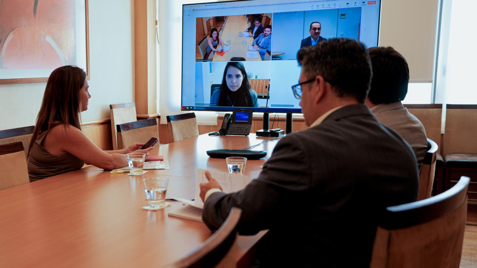 Ministra (s) sostiene reunión con representante de Transparencia Internacional