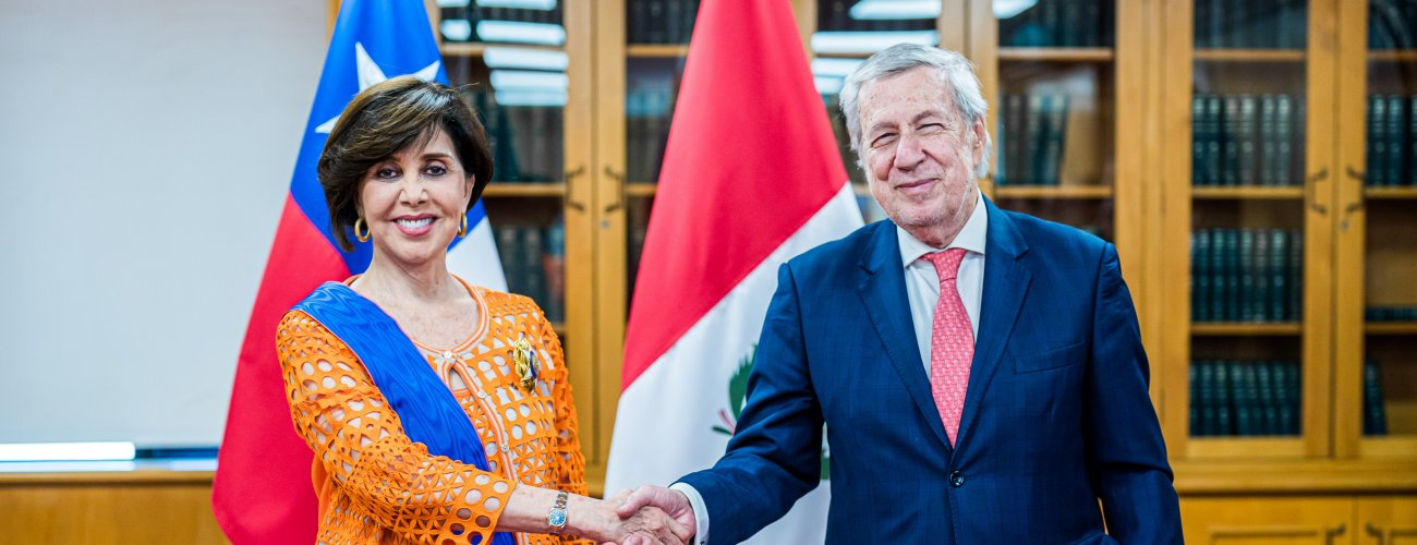 Canciller condecora a embajadora de Perú en Chile