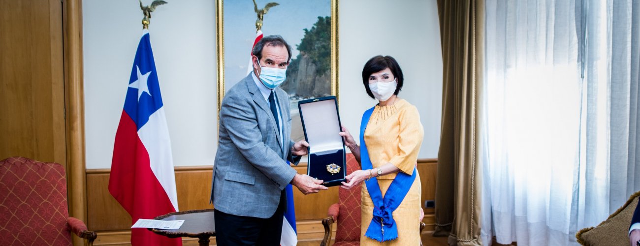 Embajadora de Tailandia es condecorada con la Orden al Mérito de Chile