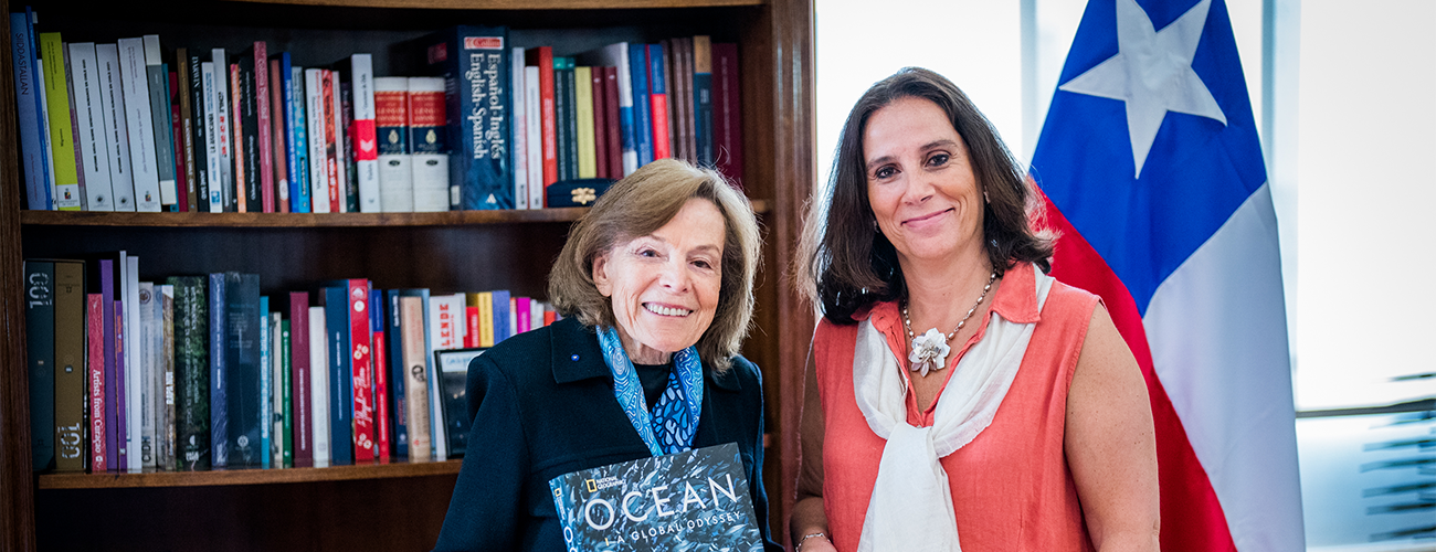 Ministra Antonia Urrejola se reúne con destacada científica en materia de conservación oceánica