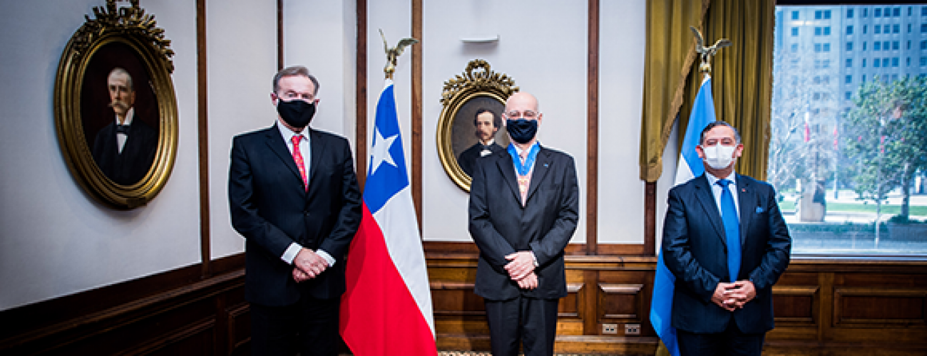 Cancillería entrega condecoración a Cónsul saliente de Argentina en Chile