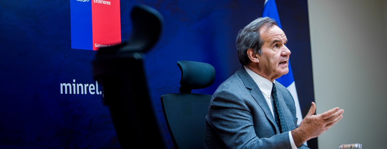 Ministro Allamand expone las prioridades y lineamientos de la Cancillería en conversatorio de la UC