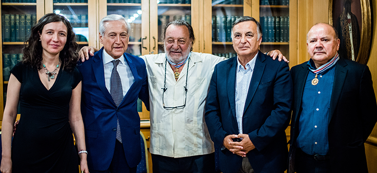 Patricio Manns y Horacio Salinas fueron condecorados por el Gobierno de Chile