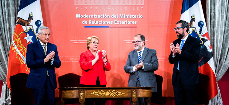 Ministro Muñoz acompaña a la Presidenta en la promulgación de la ley que moderniza a la Cancillería