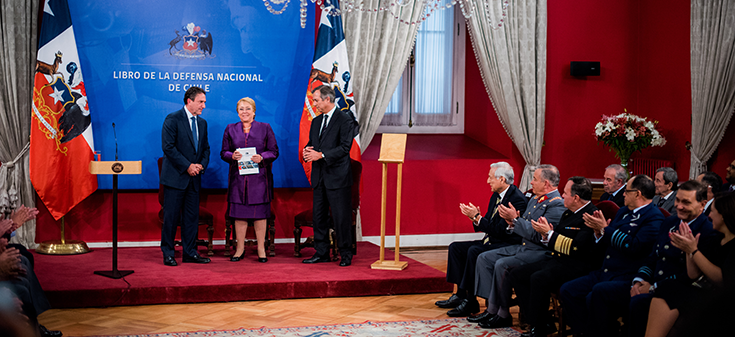 Canciller Muñoz acompaña a Presidenta Bachelet en la presentación del Libro de la Defensa Nacional