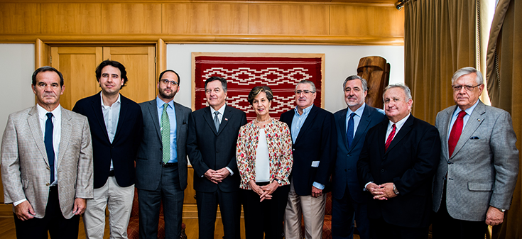 Canciller Ampuero se reúne con parlamentarios que viajarán a La Haya: "Aquí hay una sola voz"