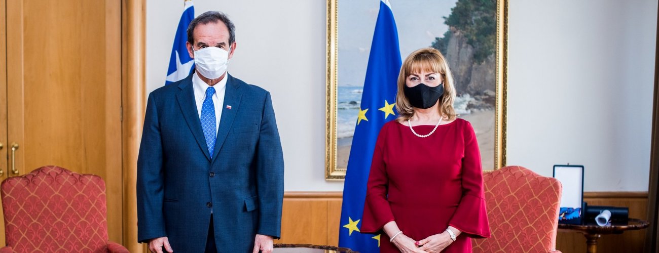 Canciller Andrés Allamand condecora a Embajadora de la Unión Europea en Chile al término de su misión