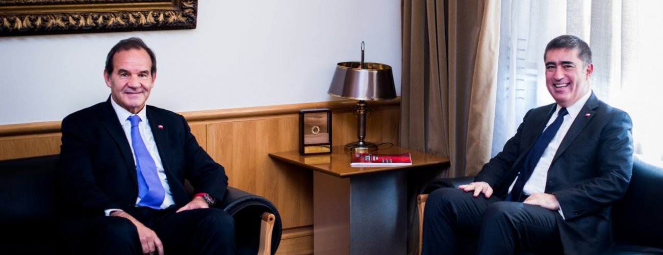 Canciller Allamand sostiene primera reunión con representantes de la Mesa Gremial del Ministerio de Relaciones Exteriores