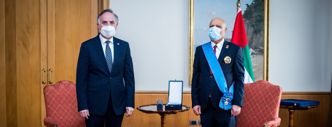 Canciller Ribera condecora a Embajador de Emiratos Árabes Unidos en Chile