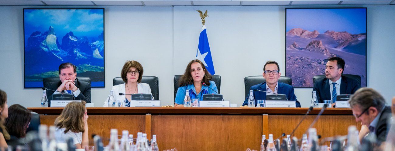 Canciller Antonia Urrejola encabeza segunda reunión del Consejo de Política Exterior de su administración