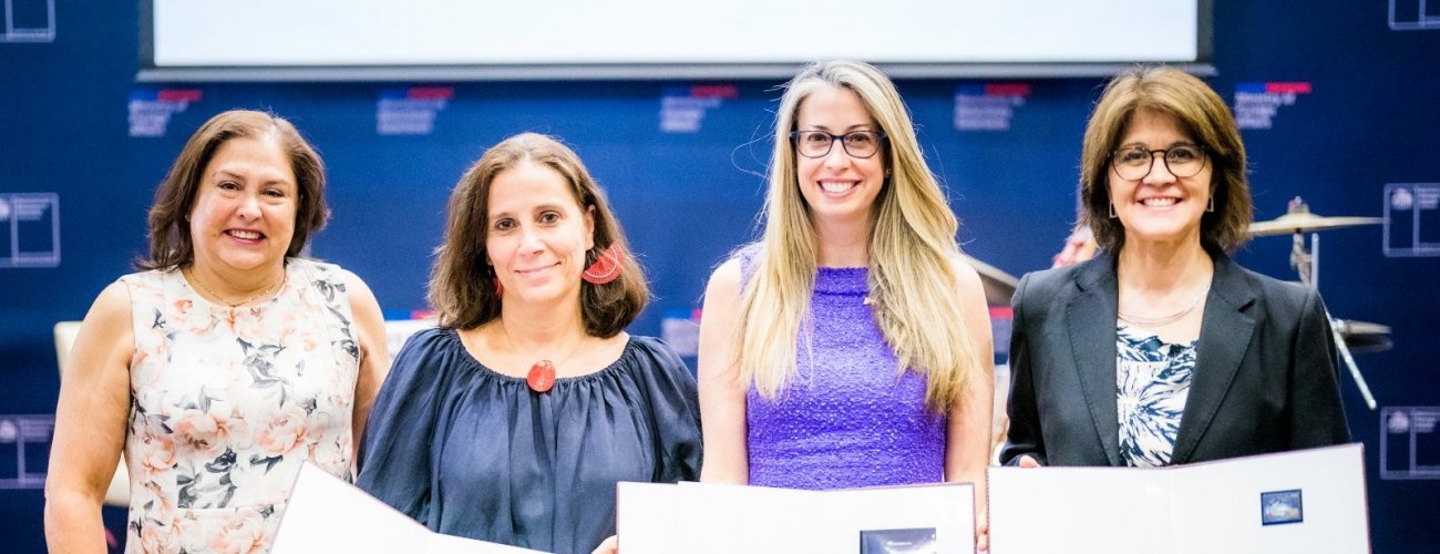 Chile y Estados Unidos celebran 200 años de relaciones diplomáticas con el lanzamiento de un sello postal conmemorativo