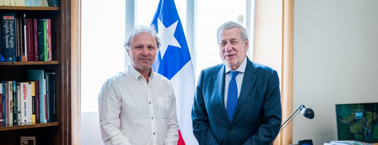 Canciller se reúne con el senador Alfonso de Urresti para abordar la postulación de Valdivia como Ciudad Humedal