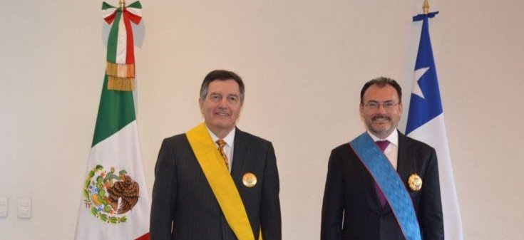 Ministro Ampuero recibe condecoración de México y otorga Orden al Mérito al Canciller mexicano