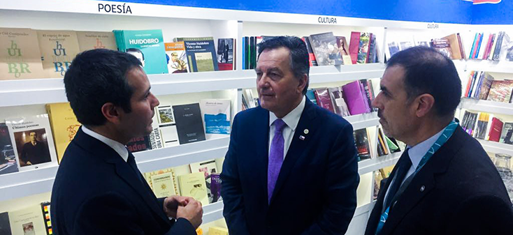 Canciller Ampuero visita stand de Chile en Feria del Libro de Buenos Aires