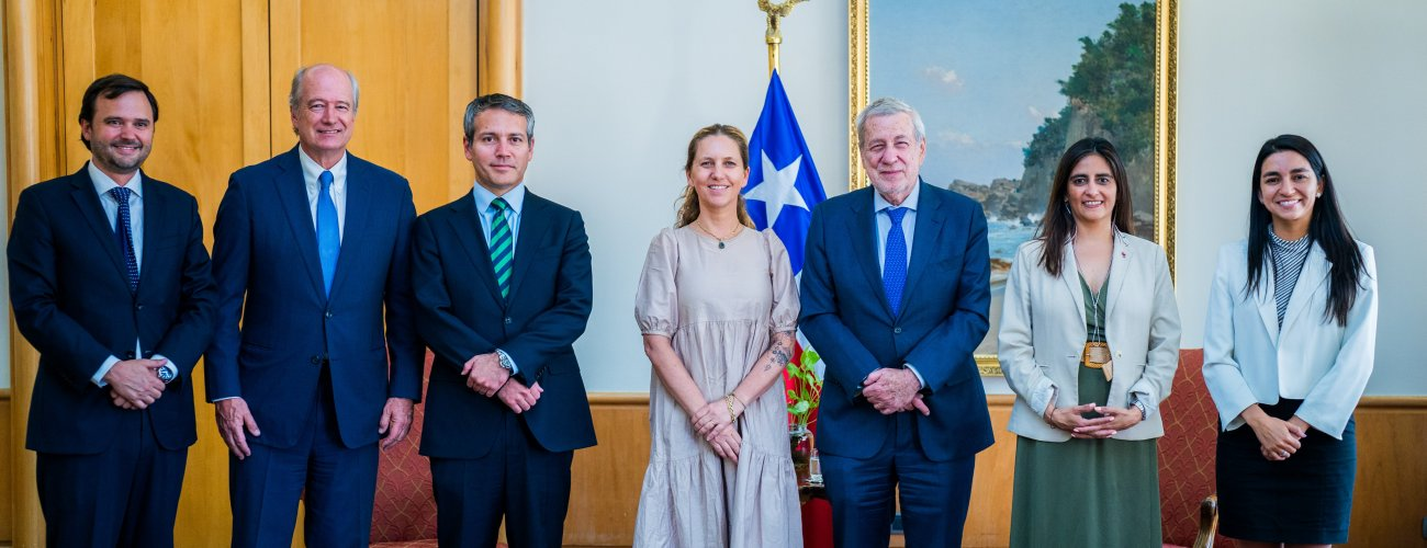 Ministro van Klaveren y subsecretaria Sanhueza se reúnen con presidenta de la SOFOFA