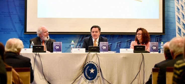 Ministro Ampuero presenta libro sobre la vocación multilateral en política exterior de Chile