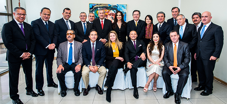 Canciller Ampuero sostiene almuerzo con representantes del Parlamento Andino