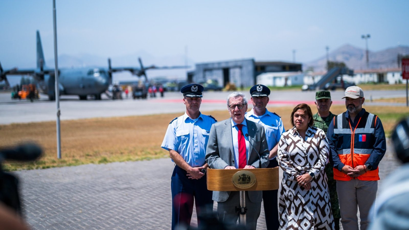 Canciller recibe avión proveniente de México con ayuda humanitaria para hacer frente a los estragos provocados por los incendios