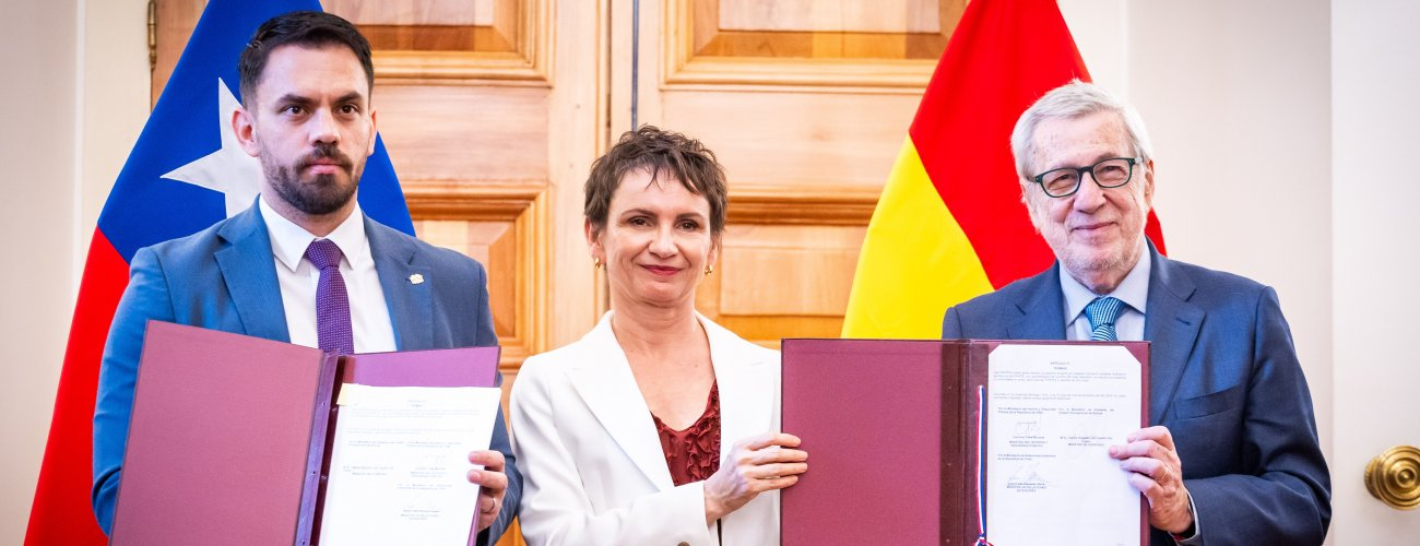 Canciller participa de la firma de convenios entre Chile y Bolivia