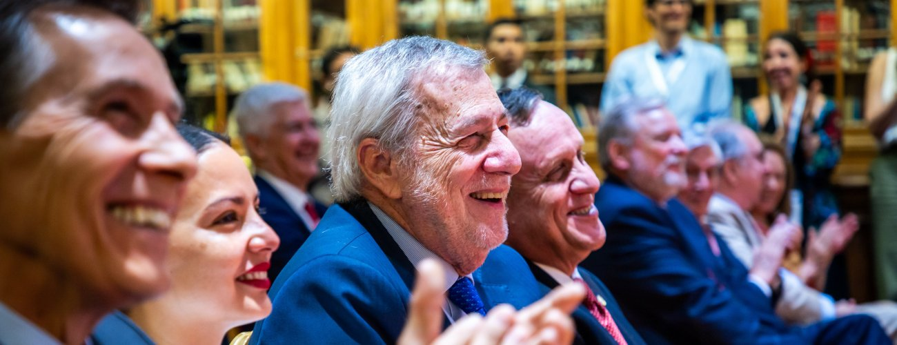 Canciller Alberto van Klaveren recibe reconocimiento "100 líderes mayores"