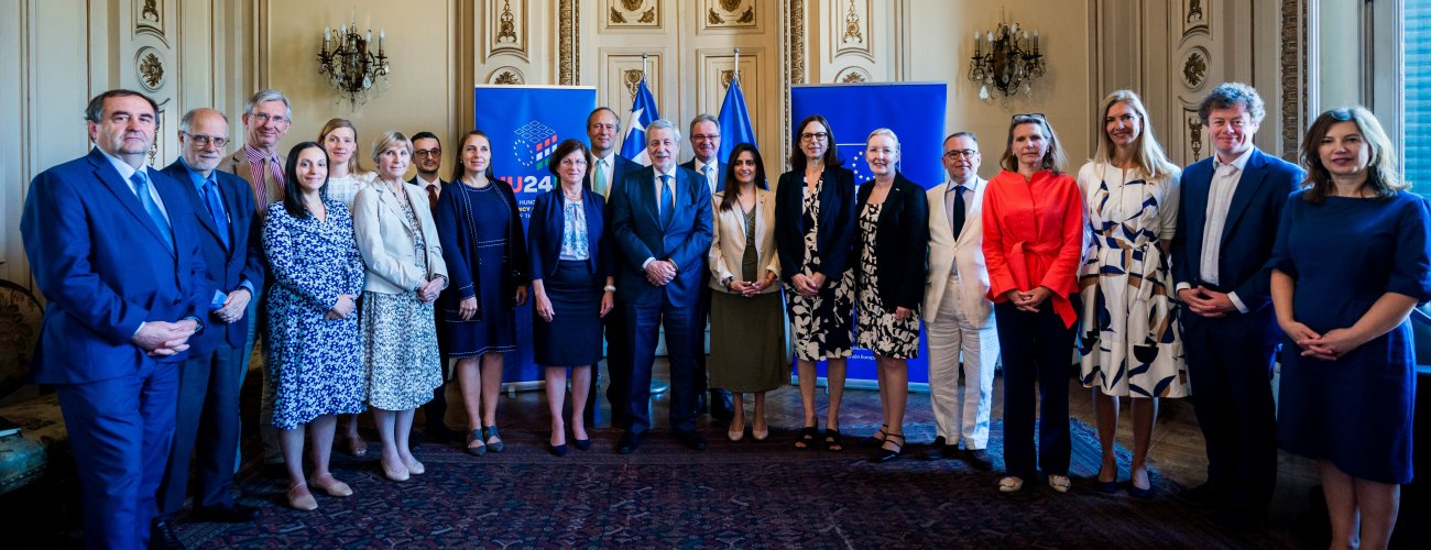 Canciller van Klaveren y subsecretaria Sanhueza se reúnen con embajadores de países miembros de la Unión Europea en Chile