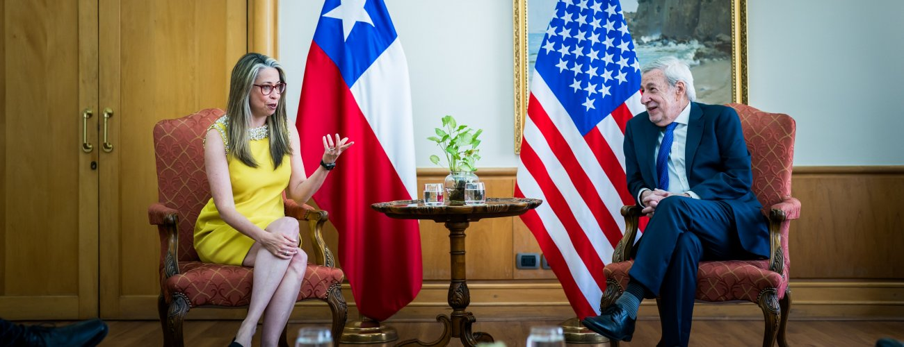 Canciller Alberto van Klaveren sostiene audiencia de despedida con la embajadora Bernadette Meehan