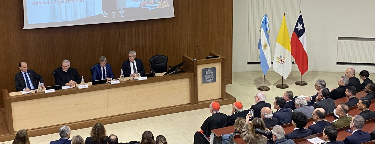 Canciller Alberto van Klaveren participa en conferencia sobre la importancia la mediación papal para alcanzar el Tratado de Paz y Amistad entre Chile y Argentina