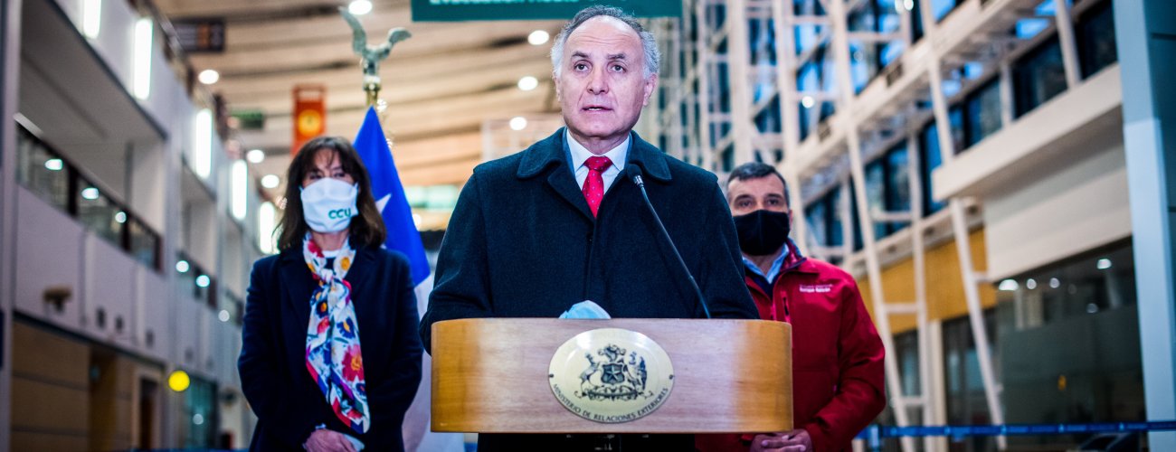 Canciller Ribera despide a colombianos que regresan a su país en vuelo financiado por privados