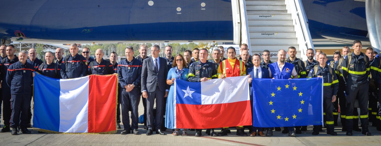 Canciller Antonia Urrejola recibe a 83 brigadistas de Francia y agradece la solidaridad internacional