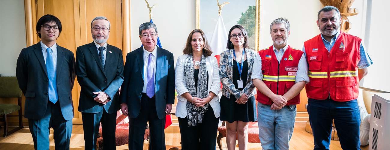 Canciller Antonia Urrejola recibe donación de Japón para combatir los incendios forestales