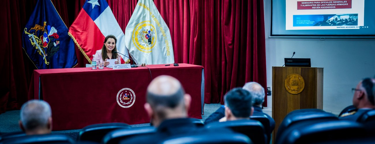 Subsecretaria de la Fuente expone sobre la política exterior de Chile y sus desafíos, en seminario para oficiales generales y almirantes de las FF.AA.
