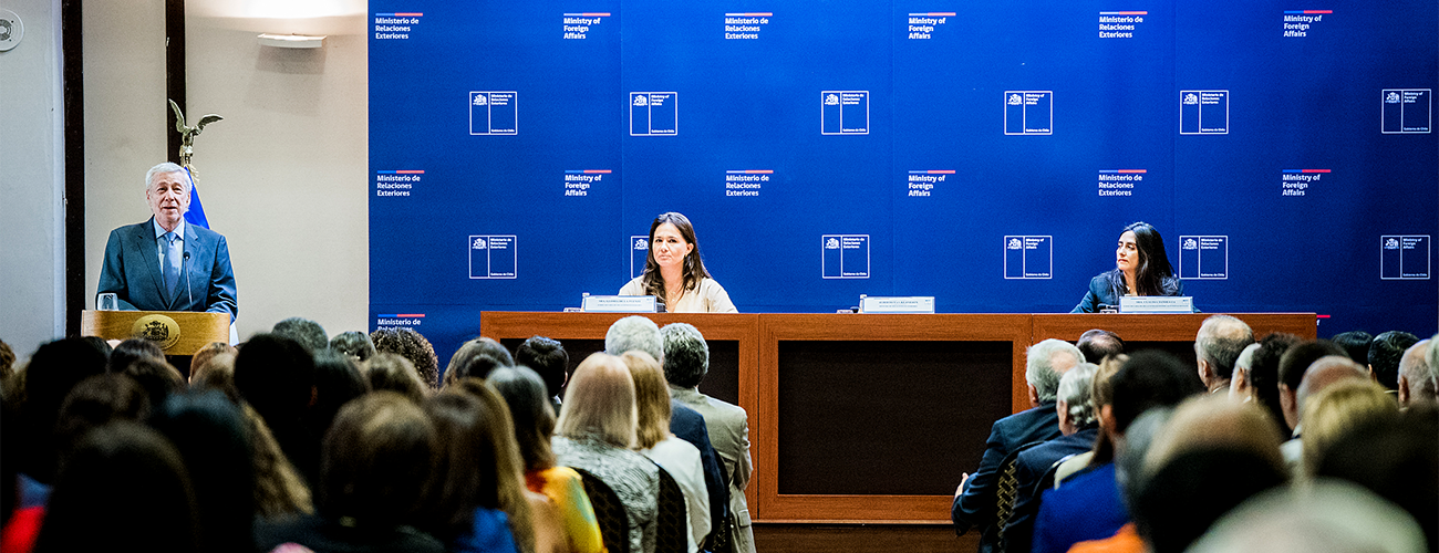 Canciller y subsecretarias saludan a funcionarias y funcionarios del Ministerio: “Tenemos una larga tradición, un compromiso con la defensa de los intereses de Chile”