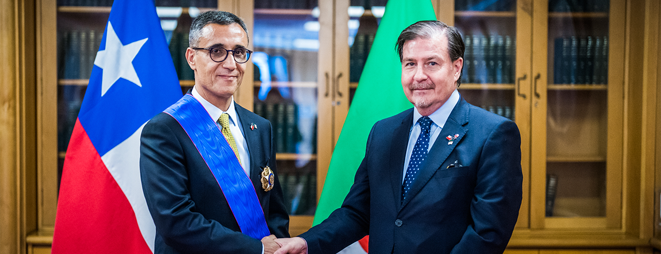 Cancillería condecora al Embajador de Argelia por el término de su misión en Chile