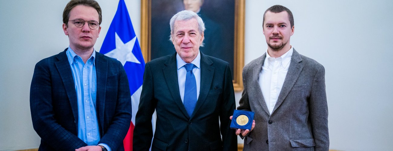 Canciller Alberto van Klaveren se reúne con representantes de organizaciones ganadoras del Premio Nobel de la Paz