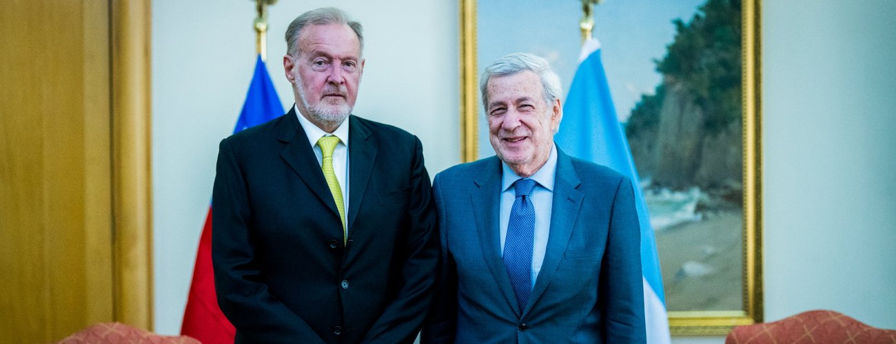 Canciller Alberto van Klaveren se reúne con Embajador de Argentina en Chile