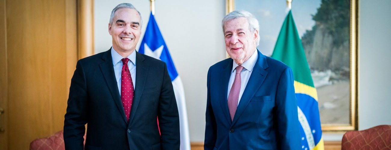 Ministro Alberto van Klaveren sostiene reunión con Embajador de Brasil