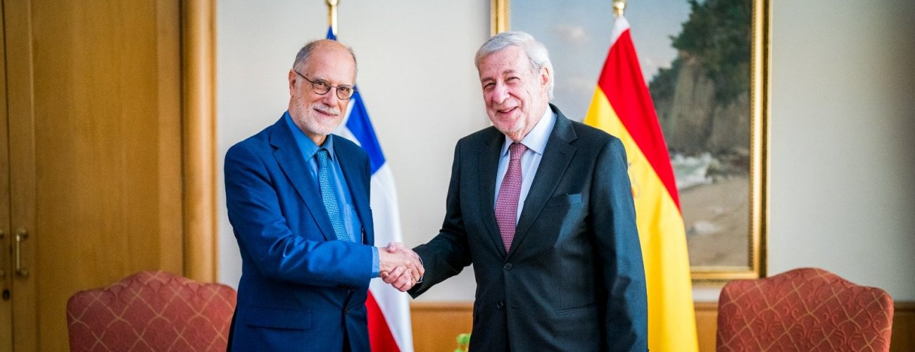 Ministro Alberto van Klaveren se reúne con Embajador de España en Chile
