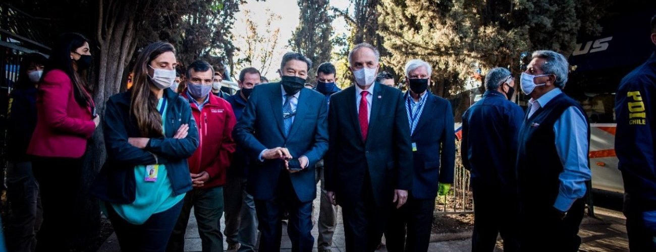 Canciller Ribera despide a 122 bolivianos que realizaron cuarentena en liceo de Vitacura antes de iniciar el viaje de regreso a su país